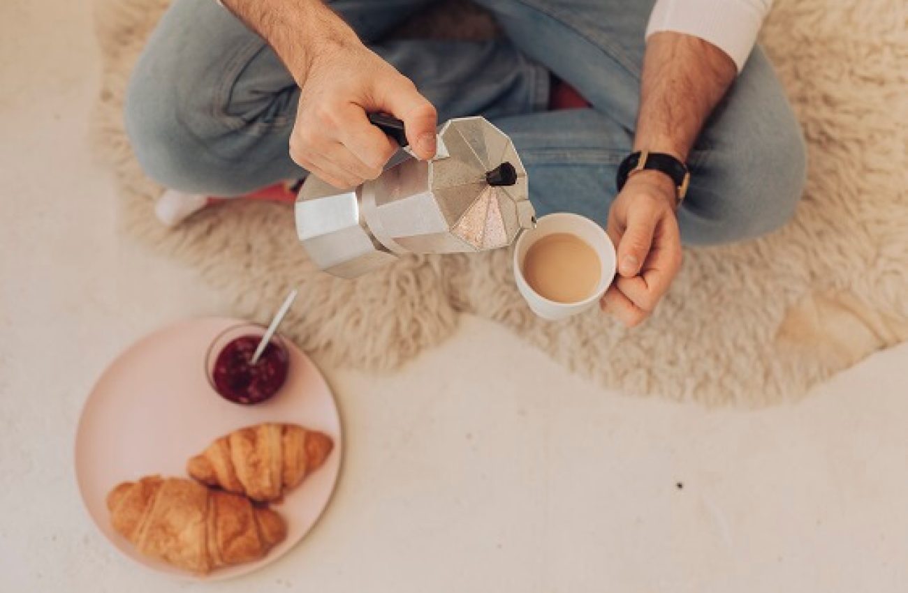 از بین بردن لکه‌های قهوه و چای از روی فرش با جوش شیرین